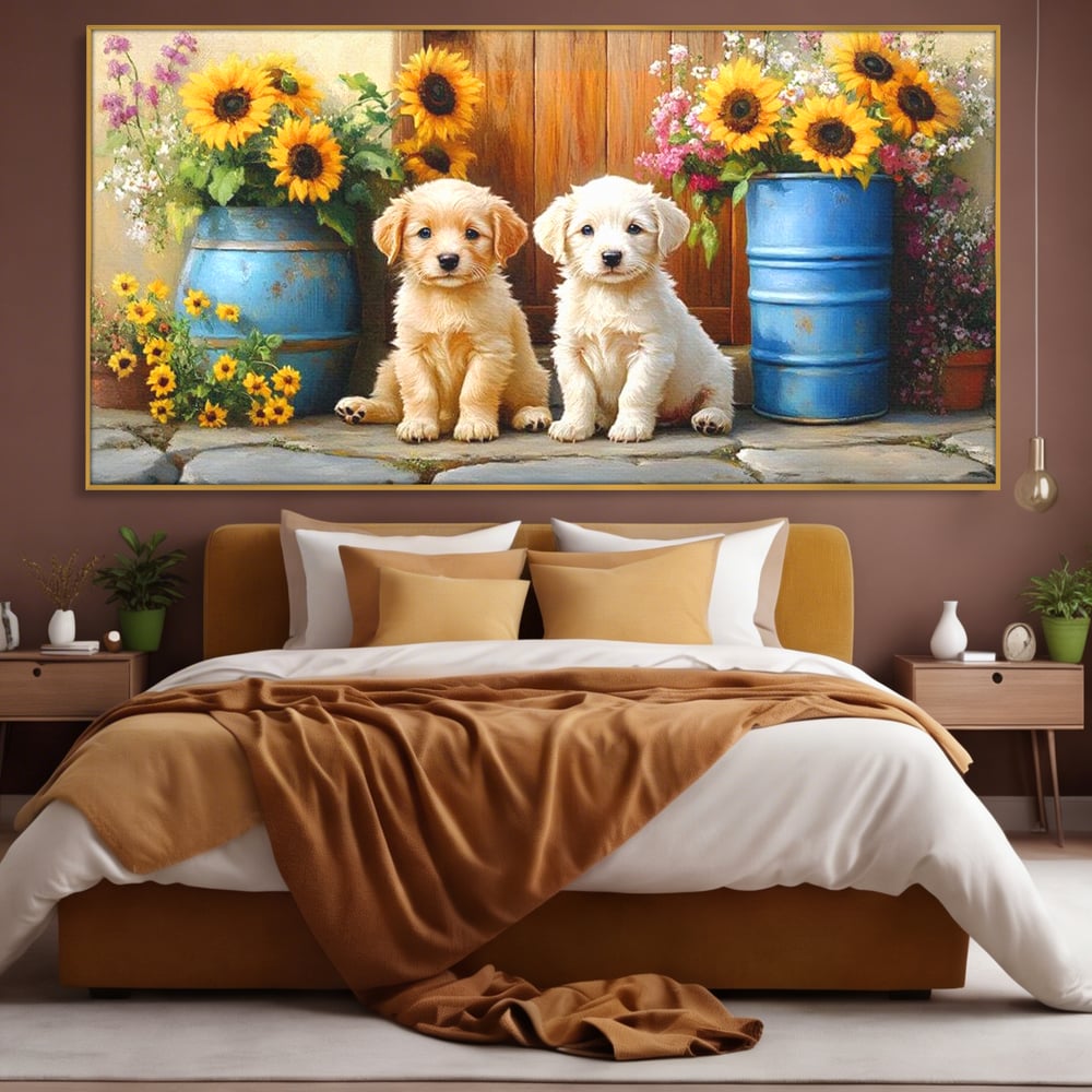 Tablou canvas cu pictura cu doi catei si floarea-soarelui, in rama de aluminiu auriu, pe perete intr-un dormitor